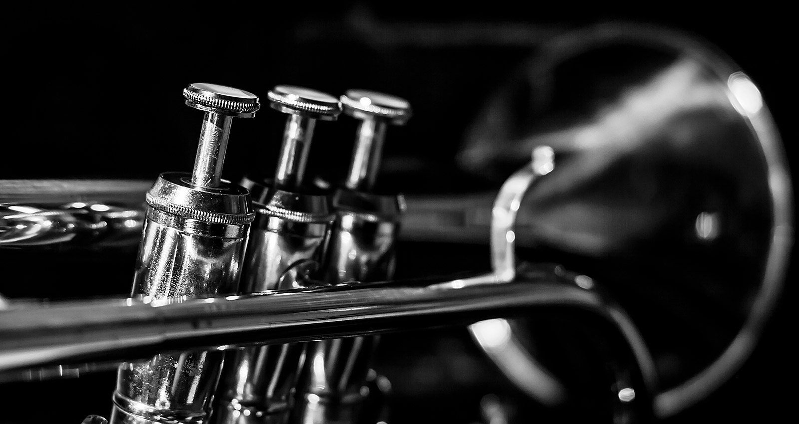 Imagebild für Ausschnitt einer Trompete auf schwarzem Hintergrund